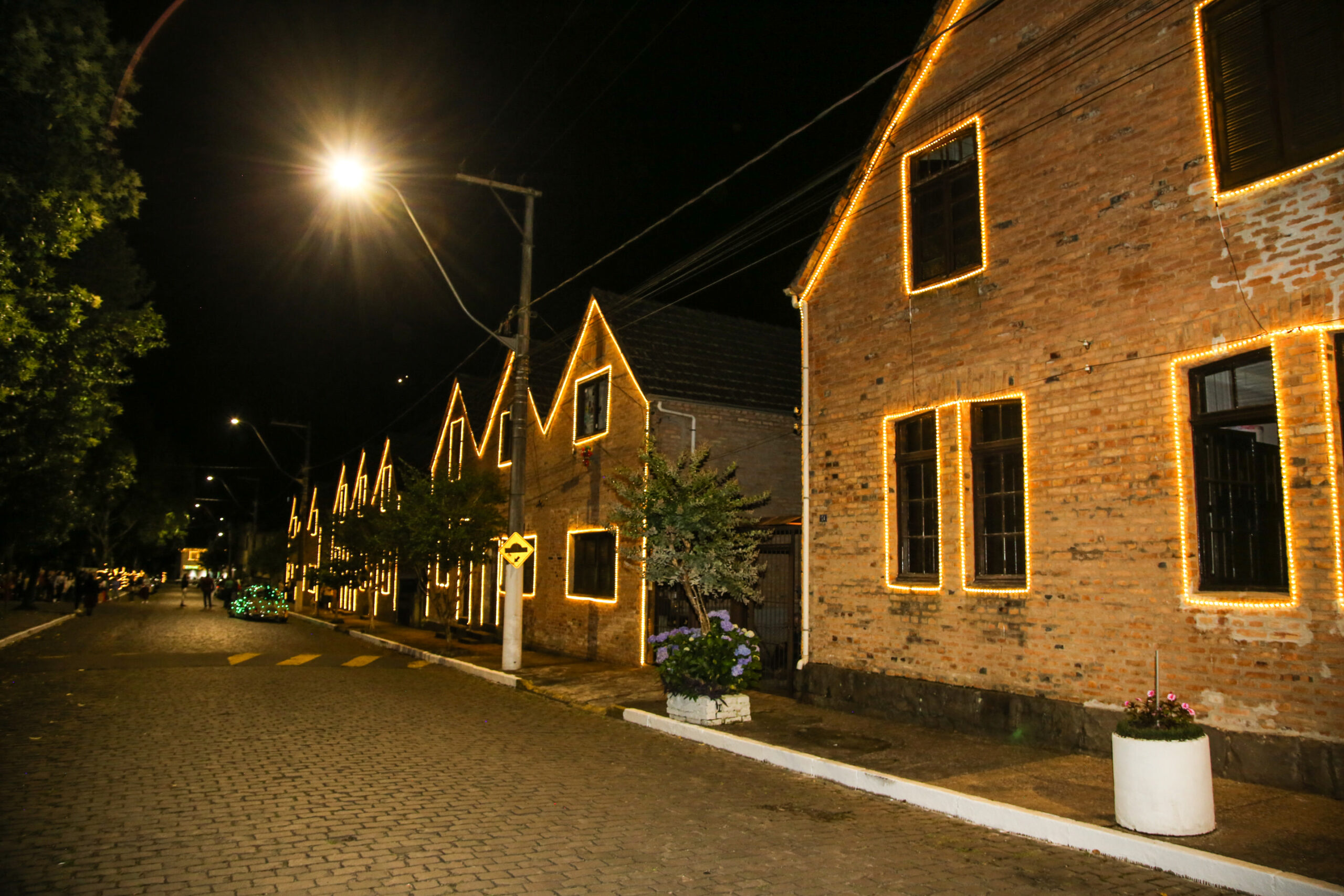 Patrimônio histórico de Galópolis, Vila Operária recebe iluminação natalina - Crédito Leandra Romani